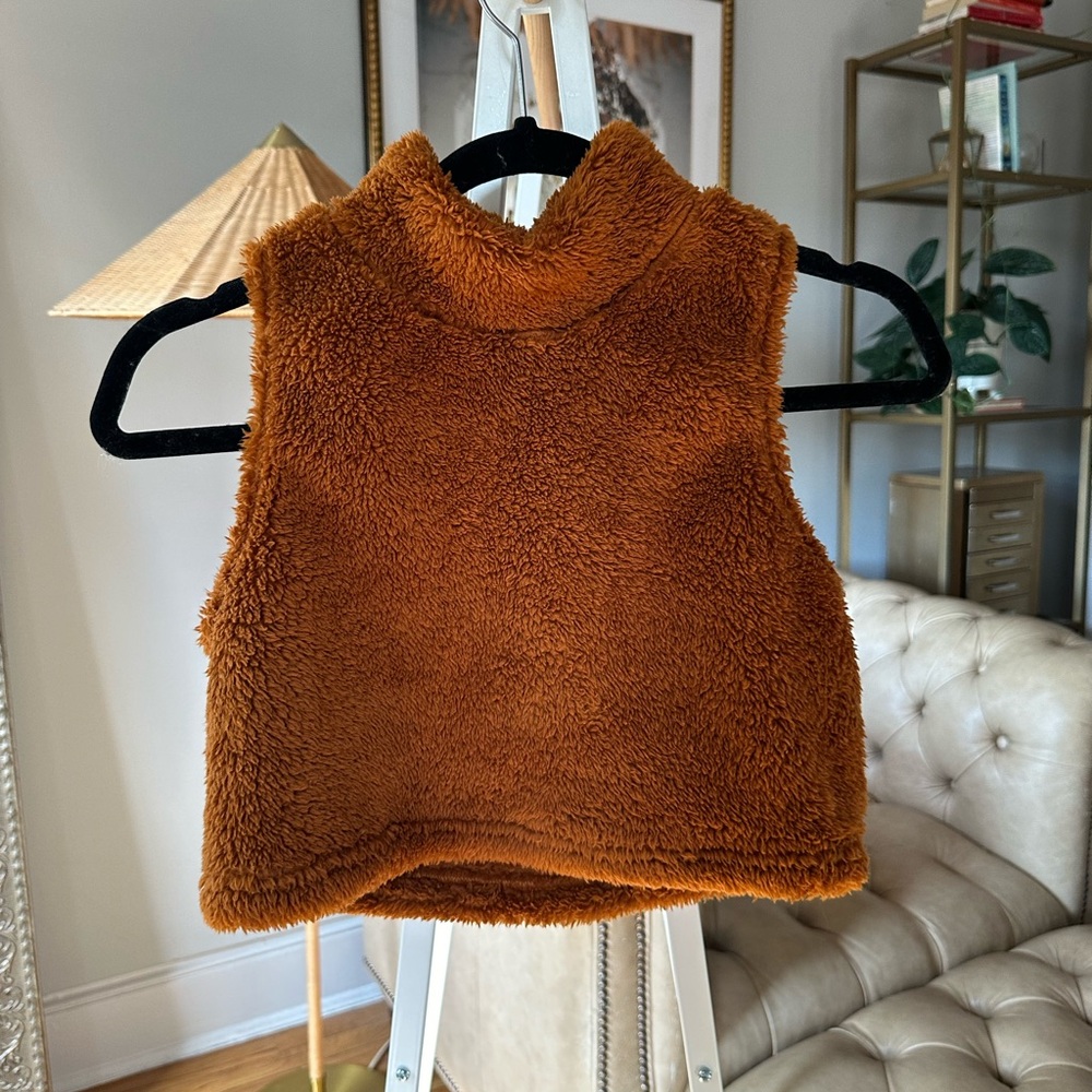 Cropped fleece turtleneck